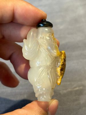 Six Chinese carved jade and agate 'figural' snuff bottles, 19/20th C. — photo 38