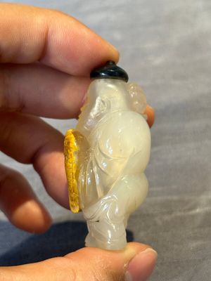 Six Chinese carved jade and agate 'figural' snuff bottles, 19/20th C. — photo 40