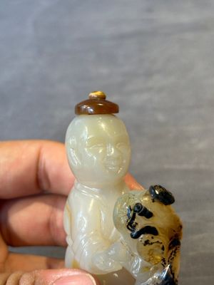 Six Chinese carved jade and agate 'figural' snuff bottles, 19/20th C. — photo 6