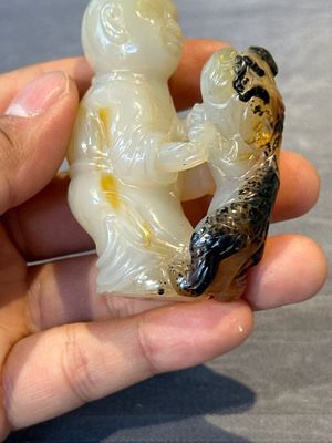 Six Chinese carved jade and agate 'figural' snuff bottles, 19/20th C. — photo 7