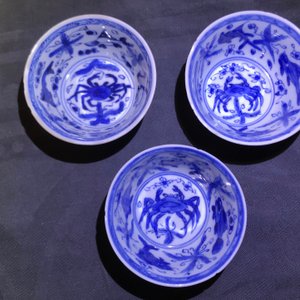 Six Chinese celadon and blue and white 'crabs and fish' cups and saucers, Kangxi — photo 16