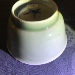 Six Chinese celadon and blue and white 'crabs and fish' cups and saucers, Kangxi — photo 18