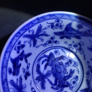 Six Chinese celadon and blue and white 'crabs and fish' cups and saucers, Kangxi — photo 20