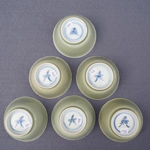 Six Chinese celadon and blue and white 'crabs and fish' cups and saucers, Kangxi — photo 28
