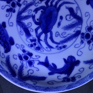 Six Chinese celadon and blue and white 'crabs and fish' cups and saucers, Kangxi — photo 6