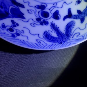 Six Chinese celadon and blue and white 'crabs and fish' cups and saucers, Kangxi — photo 8