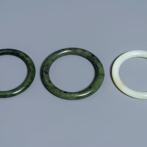 Six Chinese celadon and spinach green jade bangles, 19/20th C. — photo 2