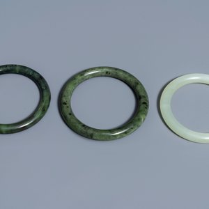 Six Chinese celadon and spinach green jade bangles, 19/20th C. — photo 3