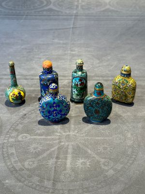Six Chinese cloisonné snuff bottles, Qianlong mark, 19/20th C. — 照片 1