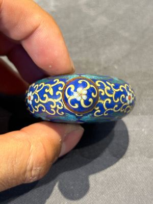 Six Chinese cloisonné snuff bottles, Qianlong mark, 19/20th C. — 照片 14