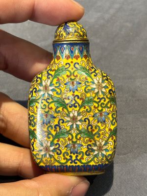 Six Chinese cloisonné snuff bottles, Qianlong mark, 19/20th C. — 照片 16