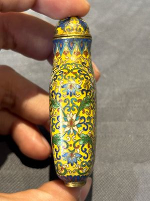 Six Chinese cloisonné snuff bottles, Qianlong mark, 19/20th C. — 照片 19