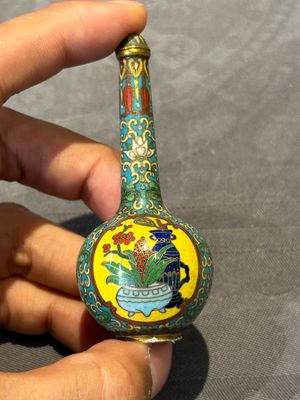 Six Chinese cloisonné snuff bottles, Qianlong mark, 19/20th C. — 照片 2