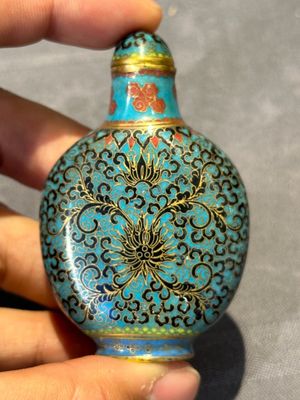 Six Chinese cloisonné snuff bottles, Qianlong mark, 19/20th C. — 照片 23