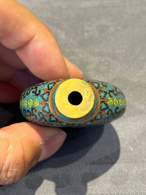 Six Chinese cloisonné snuff bottles, Qianlong mark, 19/20th C. — 照片 29