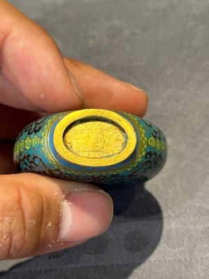 Six Chinese cloisonné snuff bottles, Qianlong mark, 19/20th C. — 照片 30
