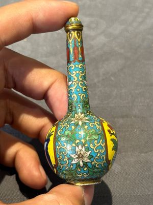Six Chinese cloisonné snuff bottles, Qianlong mark, 19/20th C. — 照片 3