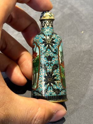 Six Chinese cloisonné snuff bottles, Qianlong mark, 19/20th C. — 照片 34