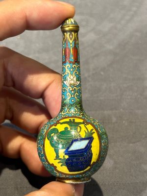 Six Chinese cloisonné snuff bottles, Qianlong mark, 19/20th C. — 照片 4