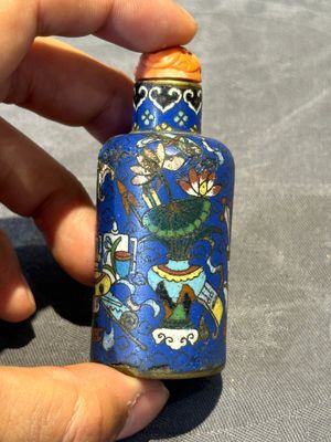 Six Chinese cloisonné snuff bottles, Qianlong mark, 19/20th C. — 照片 42