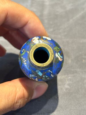 Six Chinese cloisonné snuff bottles, Qianlong mark, 19/20th C. — 照片 45