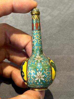 Six Chinese cloisonné snuff bottles, Qianlong mark, 19/20th C. — 照片 5