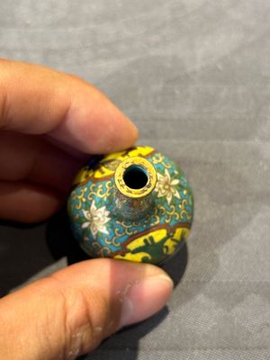 Six Chinese cloisonné snuff bottles, Qianlong mark, 19/20th C. — 照片 6