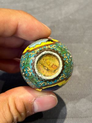 Six Chinese cloisonné snuff bottles, Qianlong mark, 19/20th C. — 照片 7