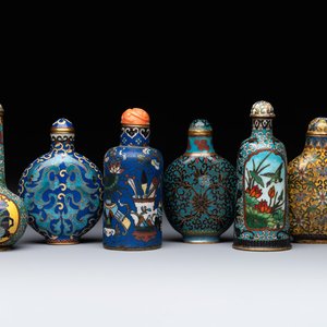 Six Chinese cloisonné snuff bottles, Qianlong mark, 19/20th C. — 照片 1