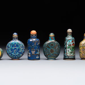 Six Chinese cloisonné snuff bottles, Qianlong mark, 19/20th C. — 照片 4