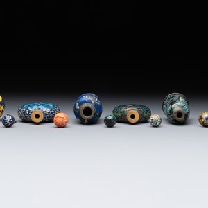 Six Chinese cloisonné snuff bottles, Qianlong mark, 19/20th C. — 照片 6