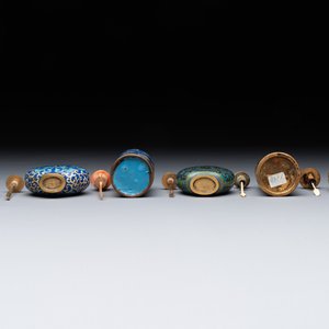 Six Chinese cloisonné snuff bottles, Qianlong mark, 19/20th C. — 照片 7
