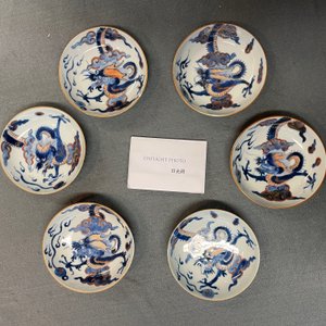 Six Chinese doucai 'dragon' cups and saucers, Kangxi — 照片 32