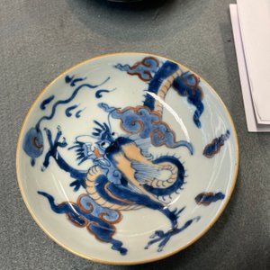 Six Chinese doucai 'dragon' cups and saucers, Kangxi — 照片 33