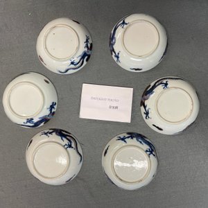 Six Chinese doucai 'dragon' cups and saucers, Kangxi — 照片 35