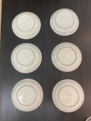 Six Chinese famille rose 'antiquities' cups and saucers, Yongzheng — foto 5