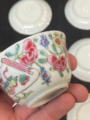 Six Chinese famille rose 'antiquities' cups and saucers, Yongzheng — foto 7