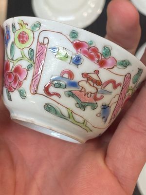 Six Chinese famille rose 'antiquities' cups and saucers, Yongzheng — foto 9