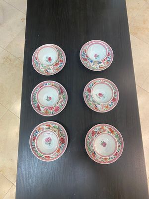 Six Chinese famille rose 'antiquities' cups and saucers, Yongzheng — photo 1
