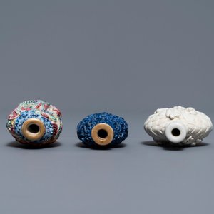 Six Chinese famille rose, blanc de Chine and faux-lapis lazuli relief-decorated snuff bottles, 19/20th C. — 照片 4