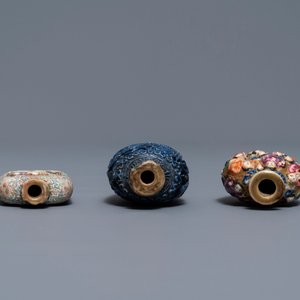 Six Chinese famille rose, blanc de Chine and faux-lapis lazuli relief-decorated snuff bottles, 19/20th C. — 照片 8