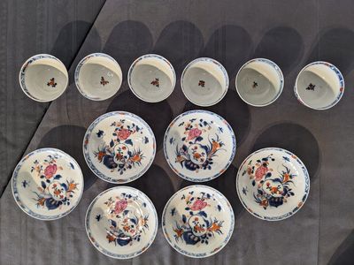 Six Chinese famille rose cups and saucers, an Imari-style teapot and a blue and white mug, Kangxi/Qianlong — photo 1