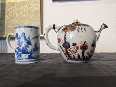 Six Chinese famille rose cups and saucers, an Imari-style teapot and a blue and white mug, Kangxi/Qianlong — photo 2