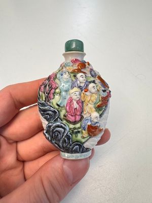 Six Chinese famille rose, enamelled copper and inside-painted glass snuff bottles, various signatures, Qianlong mark, 19/20th C. — photo 1