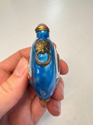 Six Chinese famille rose, enamelled copper and inside-painted glass snuff bottles, various signatures, Qianlong mark, 19/20th C. — photo 13