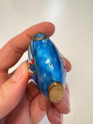 Six Chinese famille rose, enamelled copper and inside-painted glass snuff bottles, various signatures, Qianlong mark, 19/20th C. — photo 14