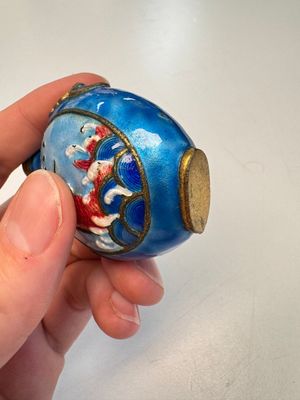 Six Chinese famille rose, enamelled copper and inside-painted glass snuff bottles, various signatures, Qianlong mark, 19/20th C. — photo 16