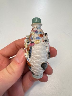 Six Chinese famille rose, enamelled copper and inside-painted glass snuff bottles, various signatures, Qianlong mark, 19/20th C. — photo 2