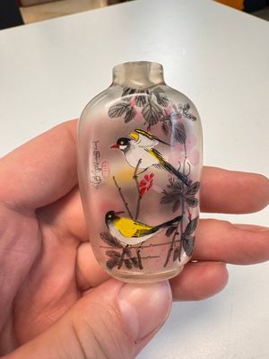 Six Chinese famille rose, enamelled copper and inside-painted glass snuff bottles, various signatures, Qianlong mark, 19/20th C. — photo 29
