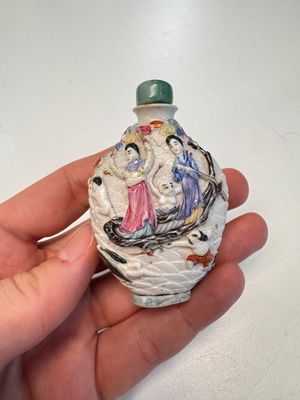 Six Chinese famille rose, enamelled copper and inside-painted glass snuff bottles, various signatures, Qianlong mark, 19/20th C. — photo 3